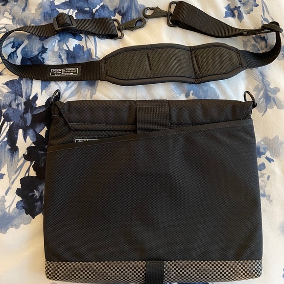 One (1) WaterField iPad/Tablet Cushioned Bag + Shoulder Strap - Picture 2 of 10